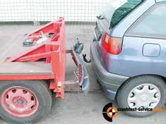 Ein Rammwagen mit Pralldämpferelement prüft die Belastbarkeit einer Anhängerkupplung